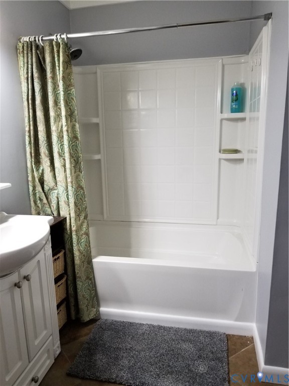 139 Pike Street Gum Spring, VA 23065 - Photo 3 of 11 a bathroom with a shower and a tub