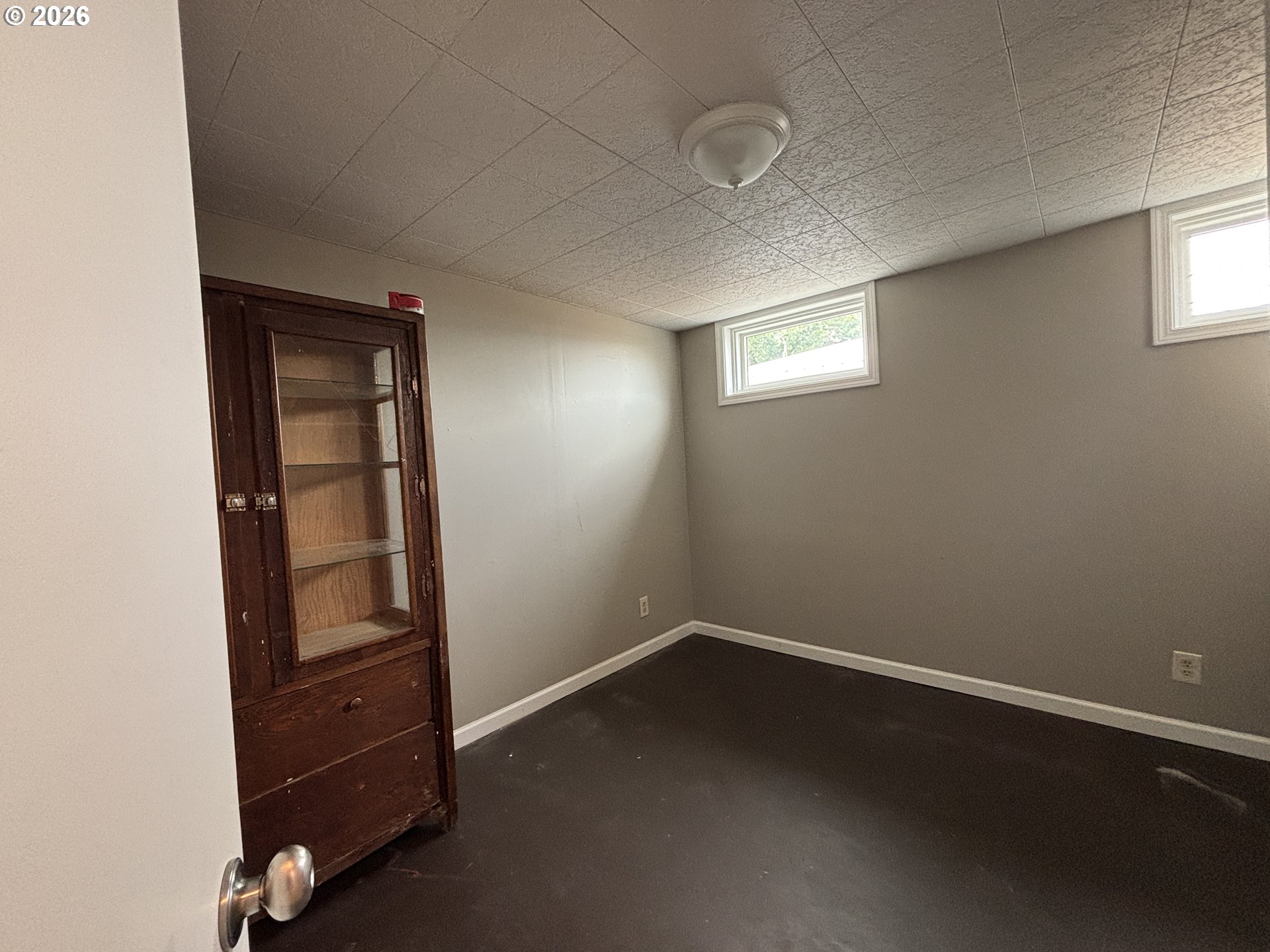 924 Southwest 33rd Street Pendleton, OR 97801 - Photo 21 of 27 an empty room with windows
