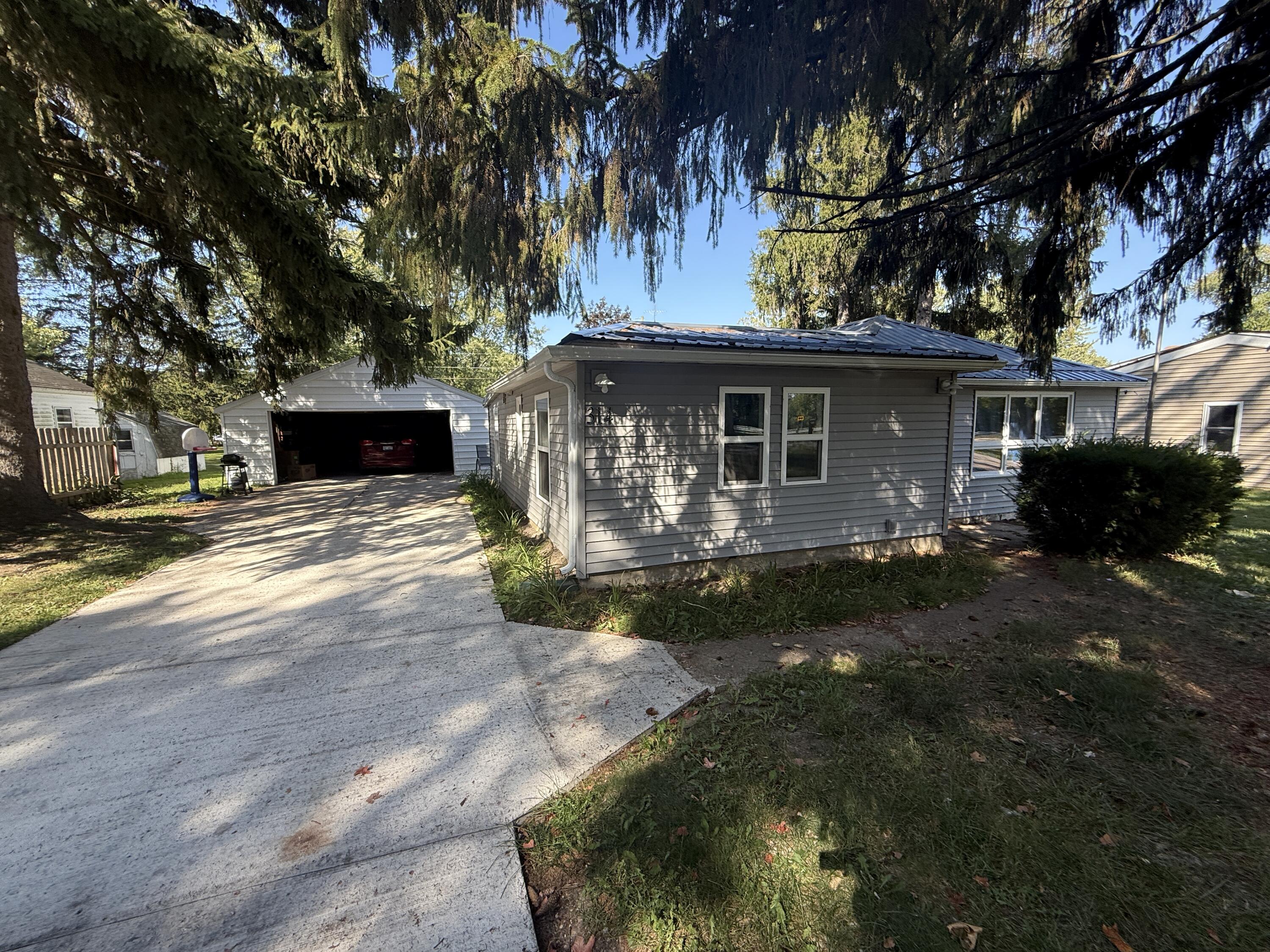 314 Riverside Drive Watervliet, MI 49098 - Photo 2 of 26 IMG_9323