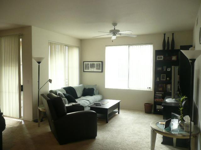 909 East Camelback Road, Unit 2040 Phoenix, AZ 85014 - Photo 2 of 39 living room