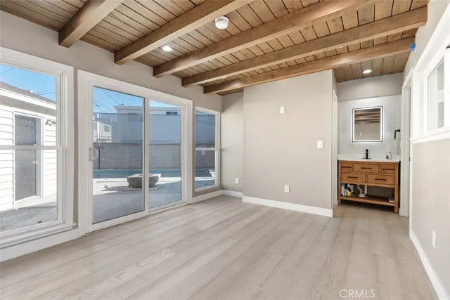 a view of livingroom with furniture