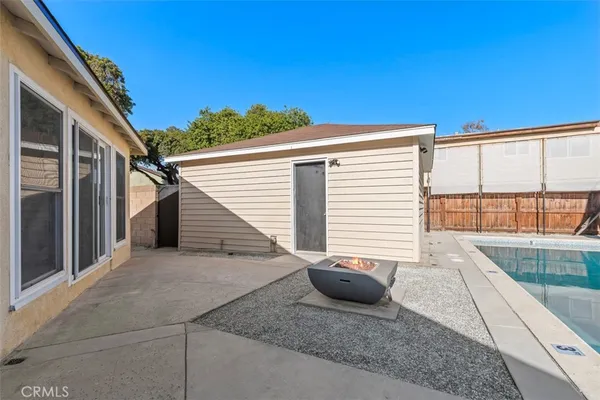 a view of a back yard of the house