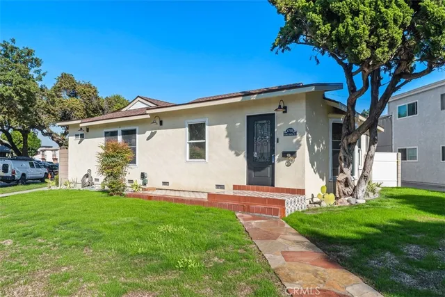 a front view of house with yard