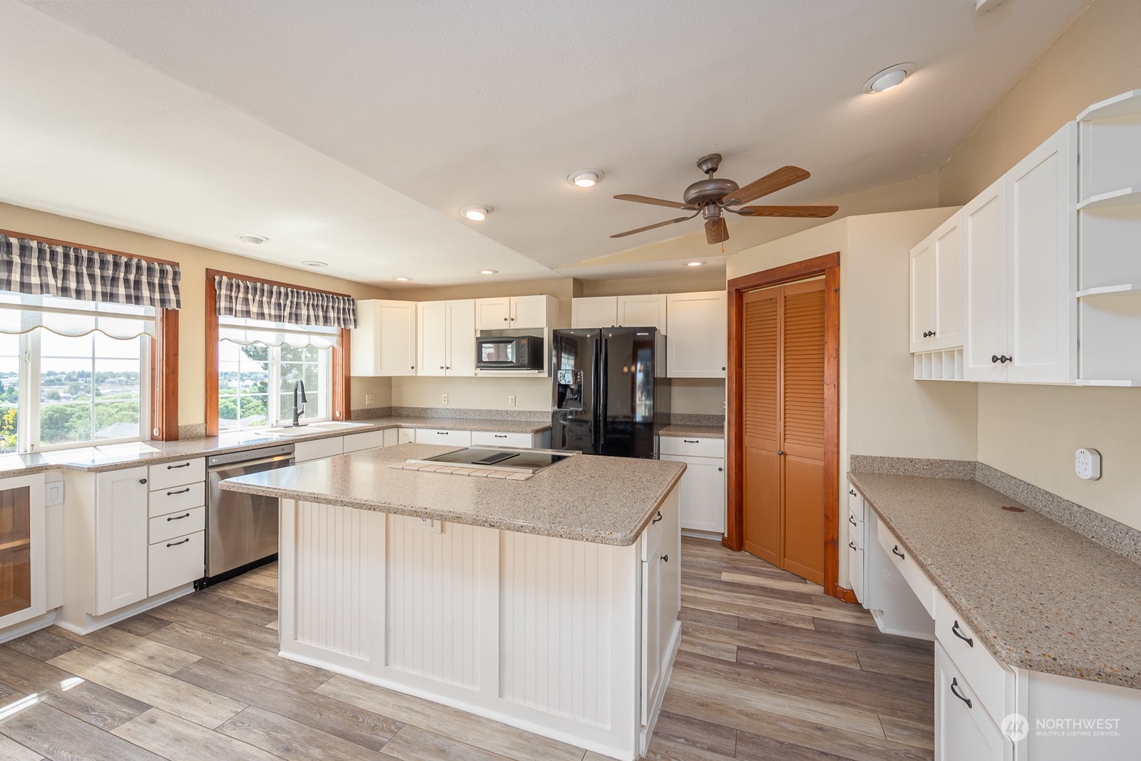 464 Patrick Road Ephrata, WA 98823 - Photo 11 of 30 a kitchen with stainless steel appliances granite countertop a sink stove and refrigerator