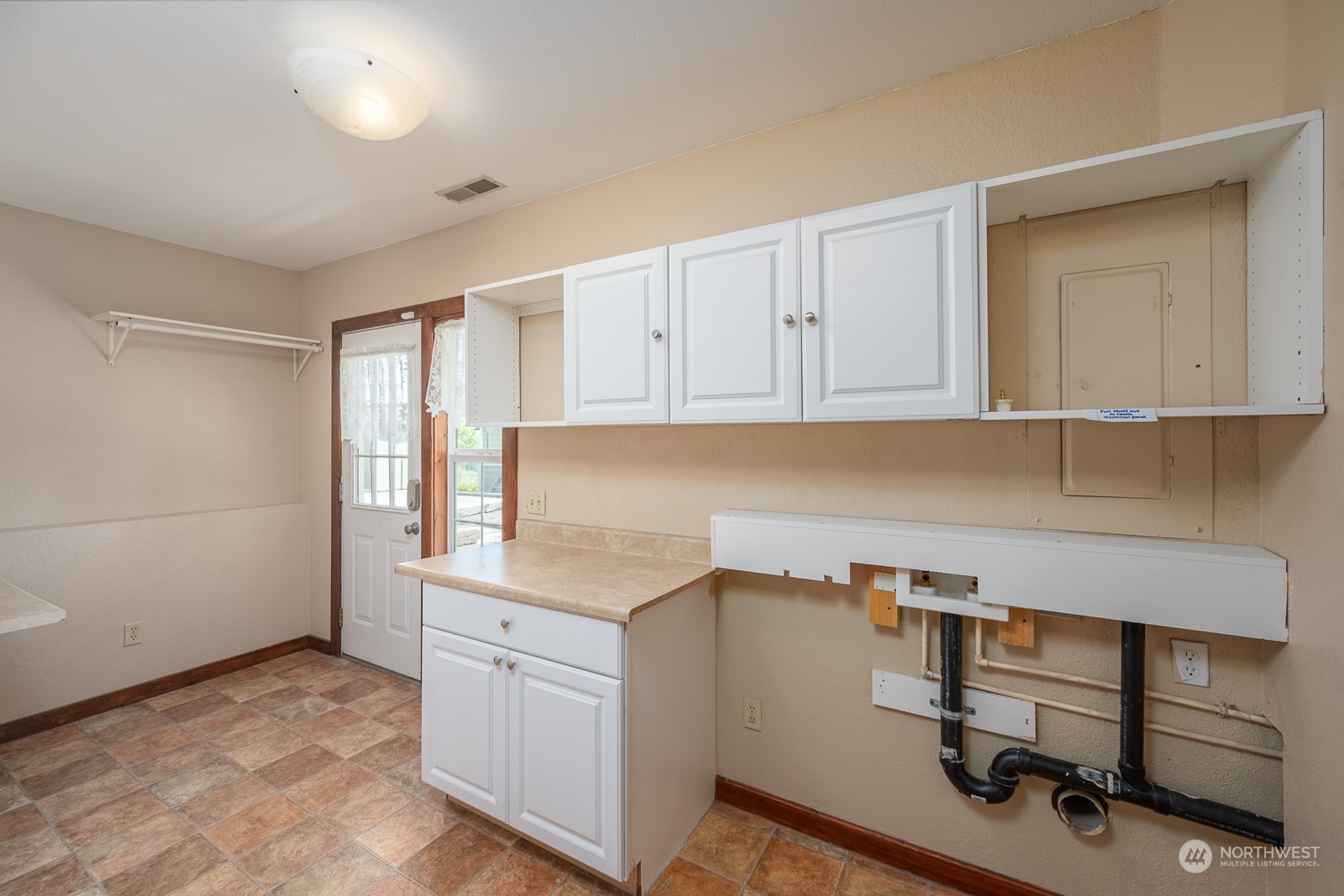 464 Patrick Road Ephrata, WA 98823 - Photo 18 of 30 a room with a desk chair and appliances