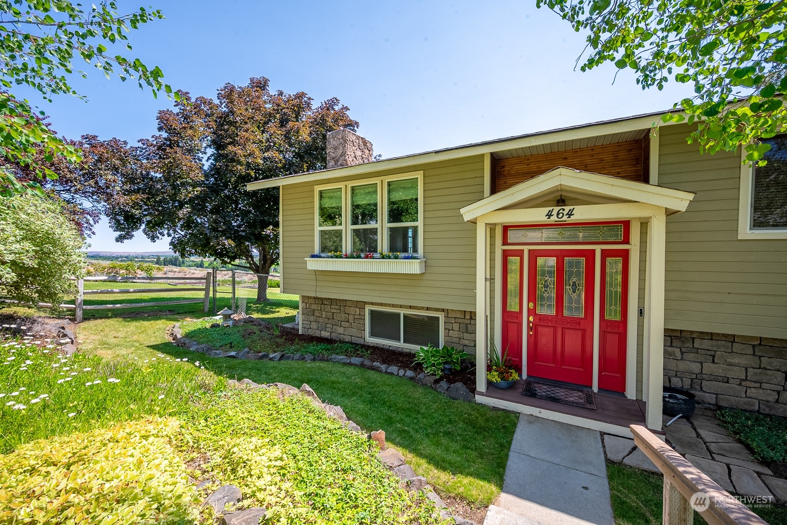 464 Patrick Road Ephrata, WA 98823 - Photo 2 of 30 a front view of a house with garden