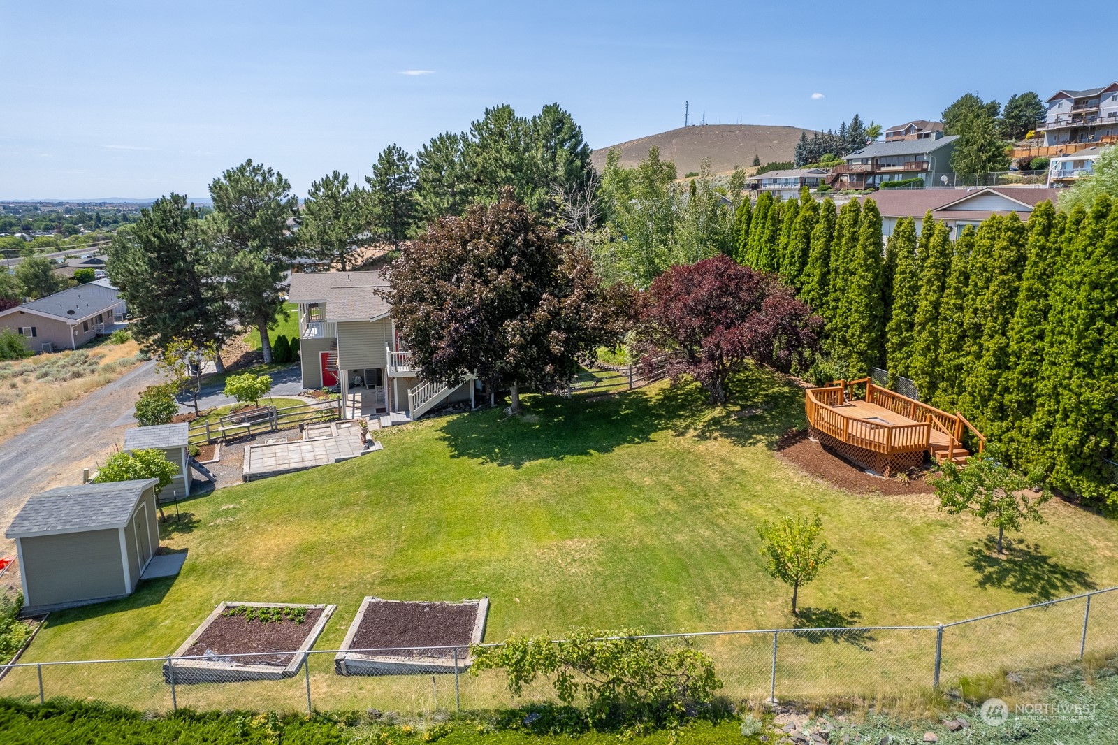464 Patrick Road Ephrata, WA 98823 - Photo 26 of 30 a view of a swimming pool and lounge chair