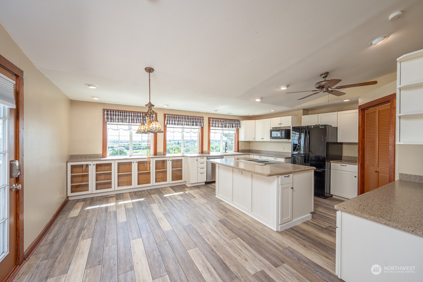 464 Patrick Road Ephrata, WA 98823 - Photo 10 of 30 a kitchen with stainless steel appliances granite countertop a stove and refrigerator