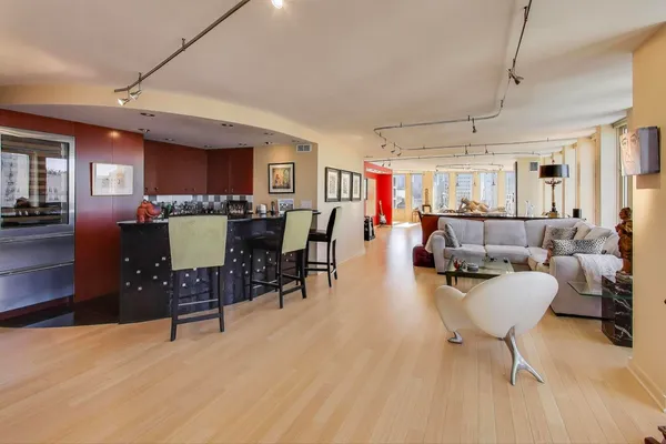 $950,000 | 100 East Walton Street, Unit 42F, Chicago, IL 60611