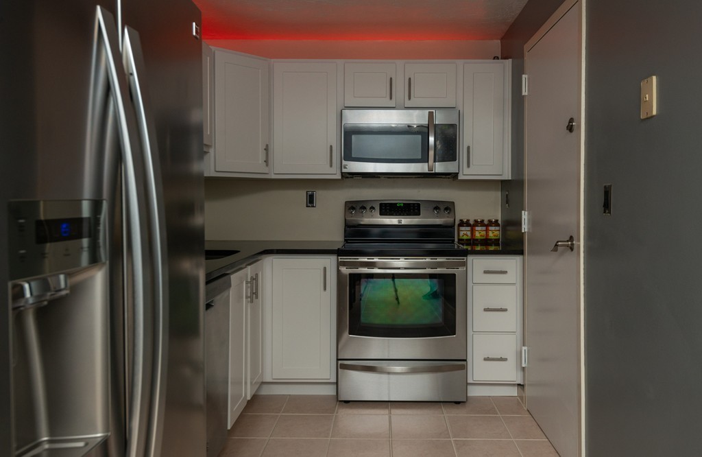 189 Littleton Road, Unit 19 Chelmsford, MA 01824 - Photo 30 of 42 a kitchen with appliances a sink and cabinets