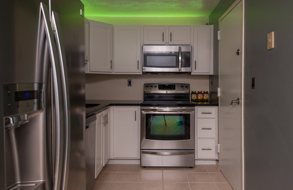 189 Littleton Road, Unit 19 Chelmsford, MA 01824 - Photo 31 of 42 a kitchen with appliances a sink and cabinets