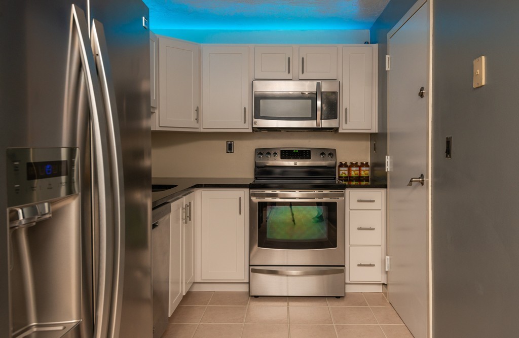189 Littleton Road, Unit 19 Chelmsford, MA 01824 - Photo 10 of 42 a kitchen with appliances a sink and cabinets