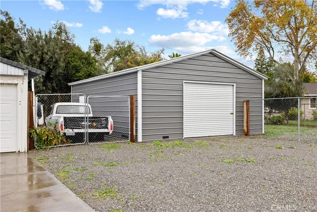 a view of a backyard