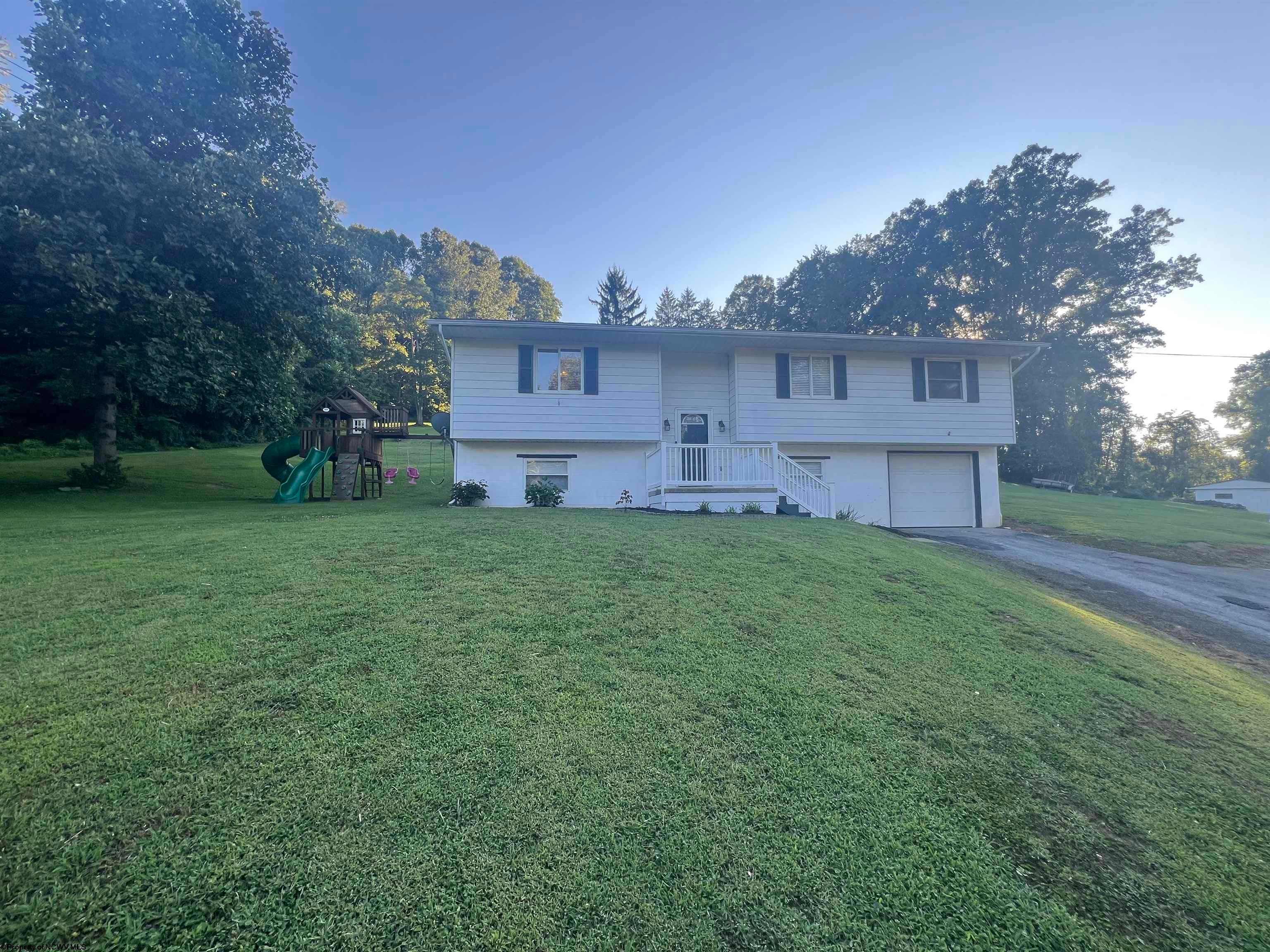 449 Hampton Road Fairmont, WV 26554 - Photo 2 of 39 Gallery Image 2