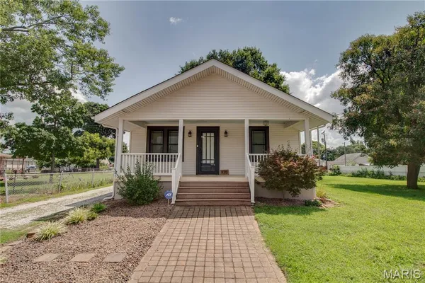 $165,000 | 211 South 12th Street, Wood River, IL 62095