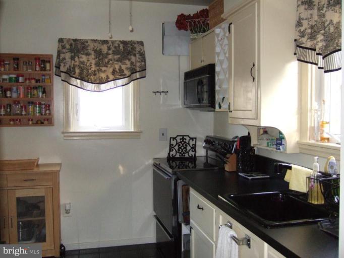34 Edmondson Ridge Road Catonsville, MD 21228 - Photo 2 of 19 Kitchen