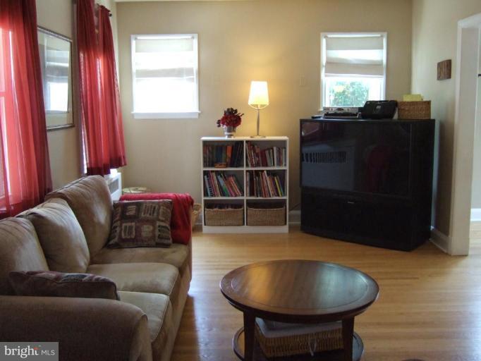 34 Edmondson Ridge Road Catonsville, MD 21228 - Photo 3 of 19 Living Room