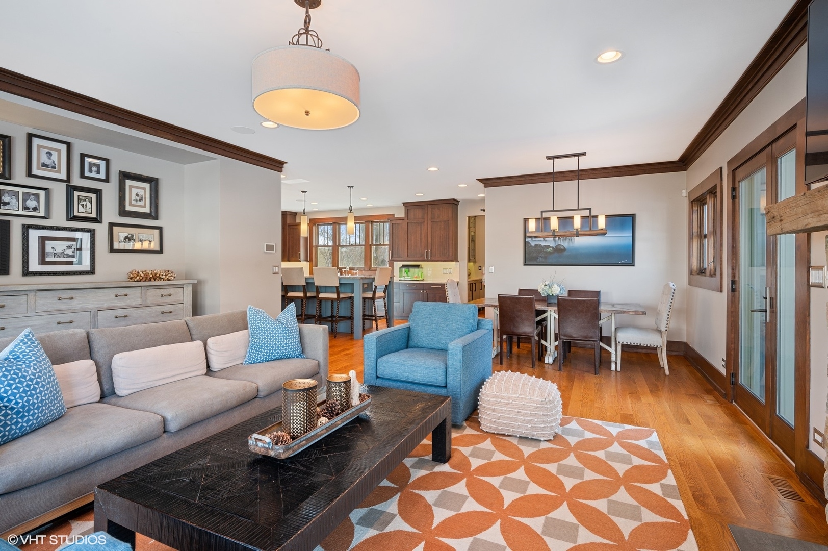 412 Central Avenue Wilmette, IL 60091 - Photo 21 of 69 a living room with furniture and a dining table