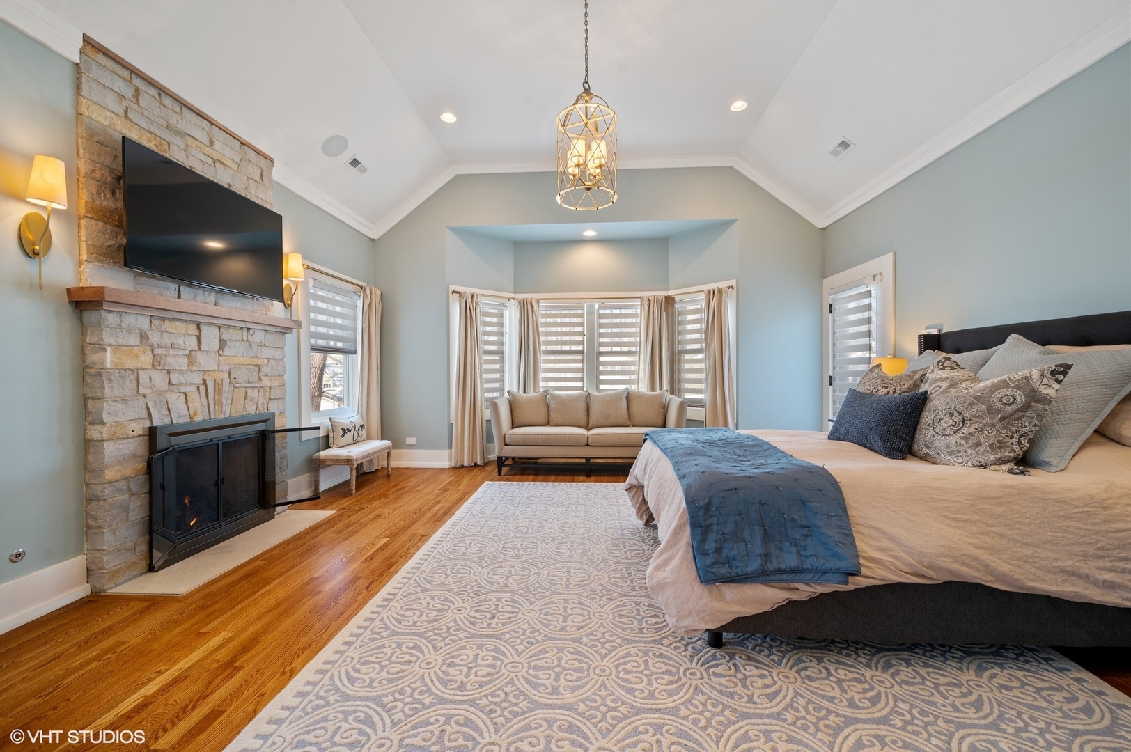412 Central Avenue Wilmette, IL 60091 - Photo 25 of 69 a spacious bedroom with a bed and a fireplace