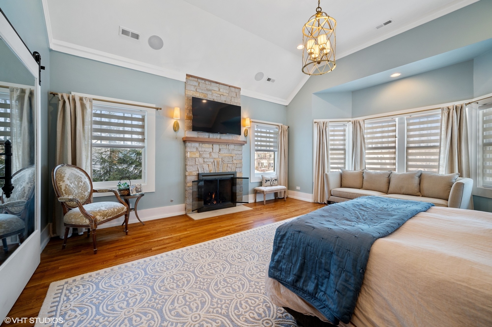 412 Central Avenue Wilmette, IL 60091 - Photo 26 of 69 a spacious bedroom with a bed and a flat screen tv