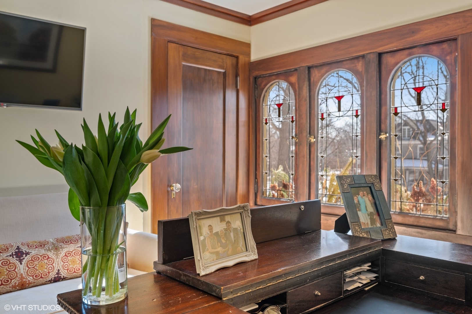 412 Central Avenue Wilmette, IL 60091 - Photo 39 of 69 a living room with furniture and a potted plant