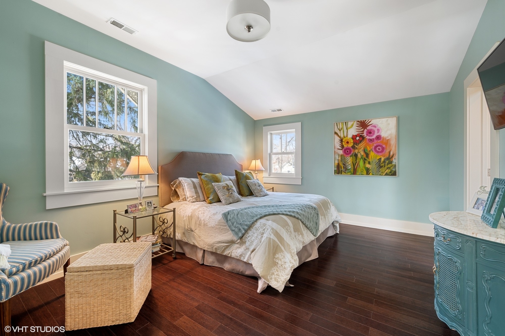 412 Central Avenue Wilmette, IL 60091 - Photo 46 of 69 a bed room with a bed and a couch