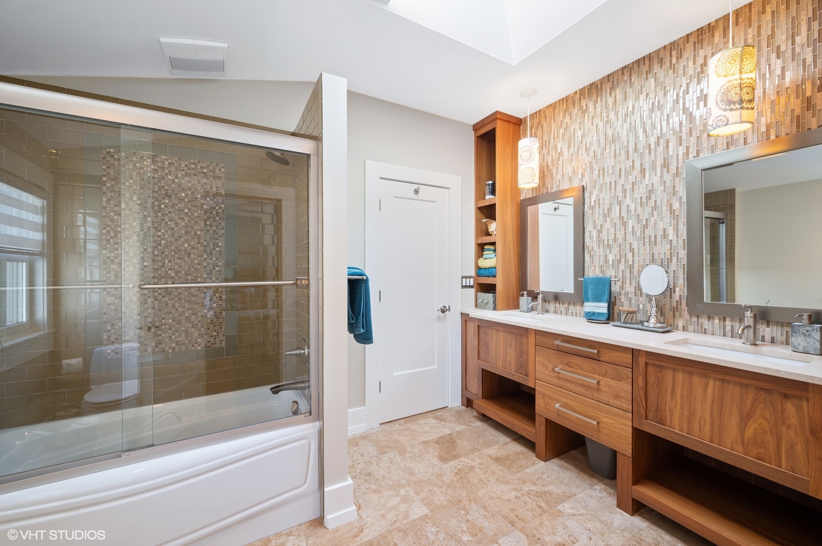412 Central Avenue Wilmette, IL 60091 - Photo 49 of 69 a bathroom with a double vanity sink and a bathtub