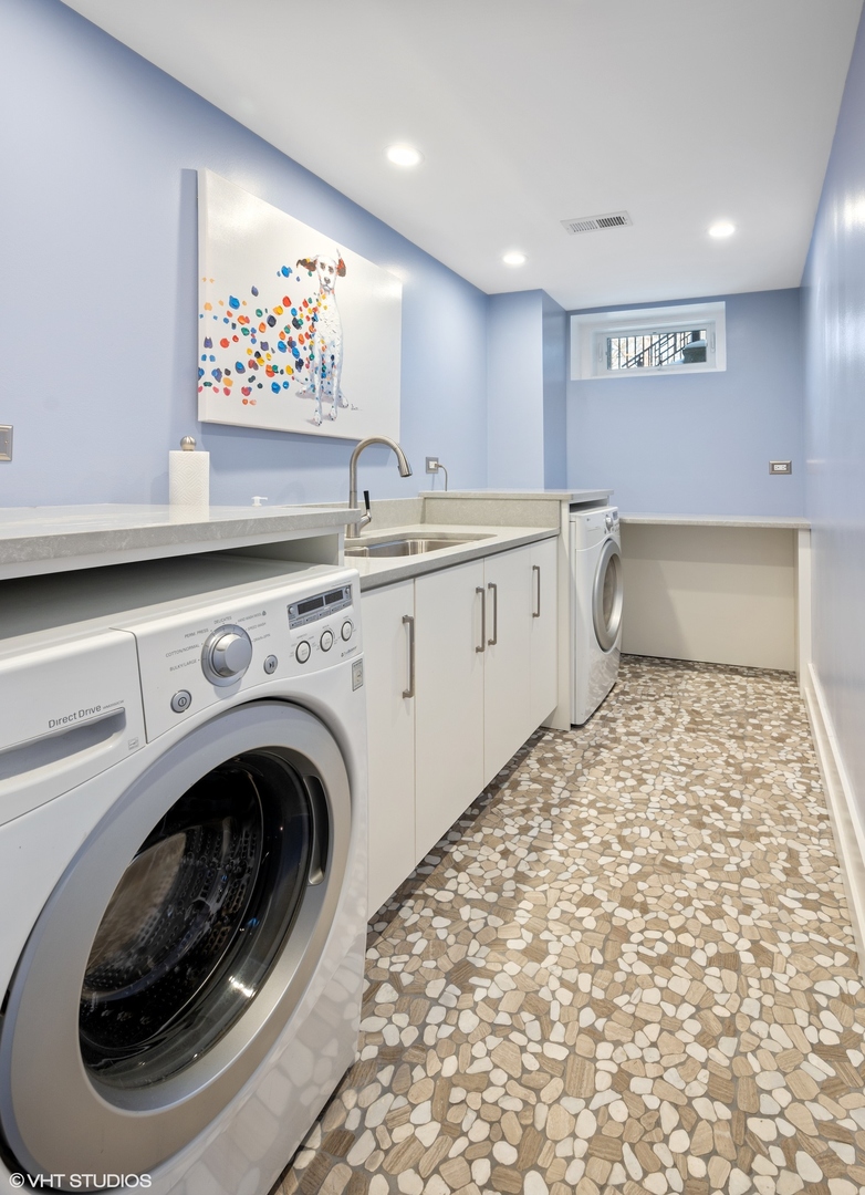 412 Central Avenue Wilmette, IL 60091 - Photo 58 of 69 a bathroom with a bathtub sink and mirror
