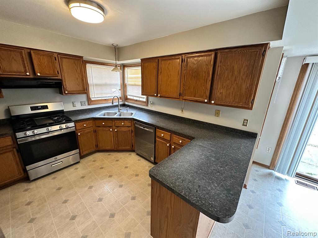 577 Lexington Drive Rochester, MI 48307 - Photo 4 of 29