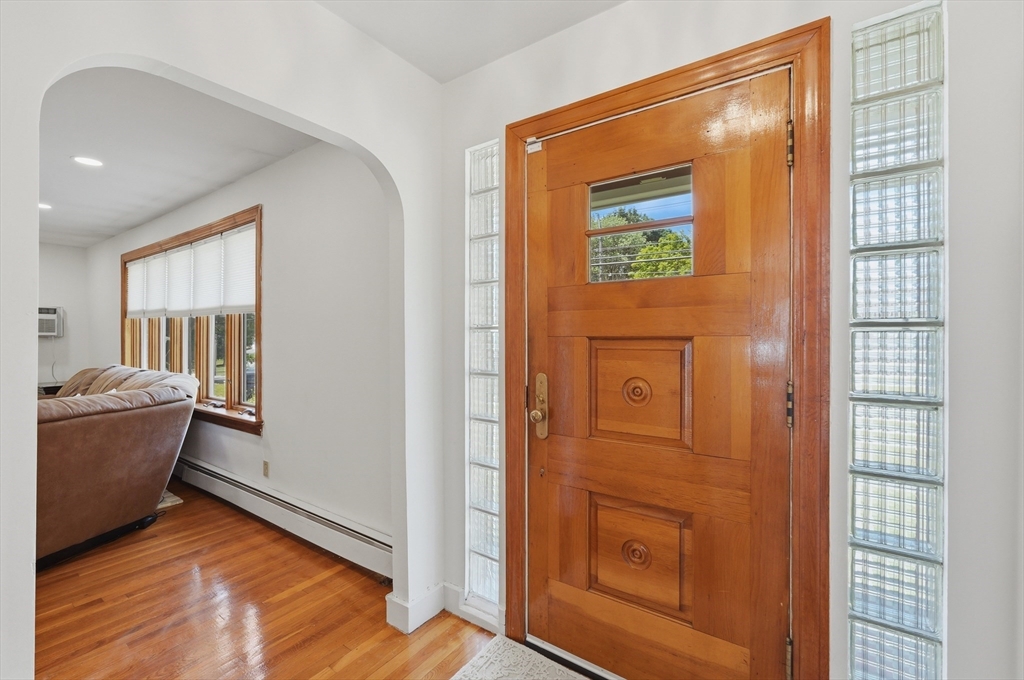479 Massasoit Road Worcester, MA 01604 - Photo 4 of 27