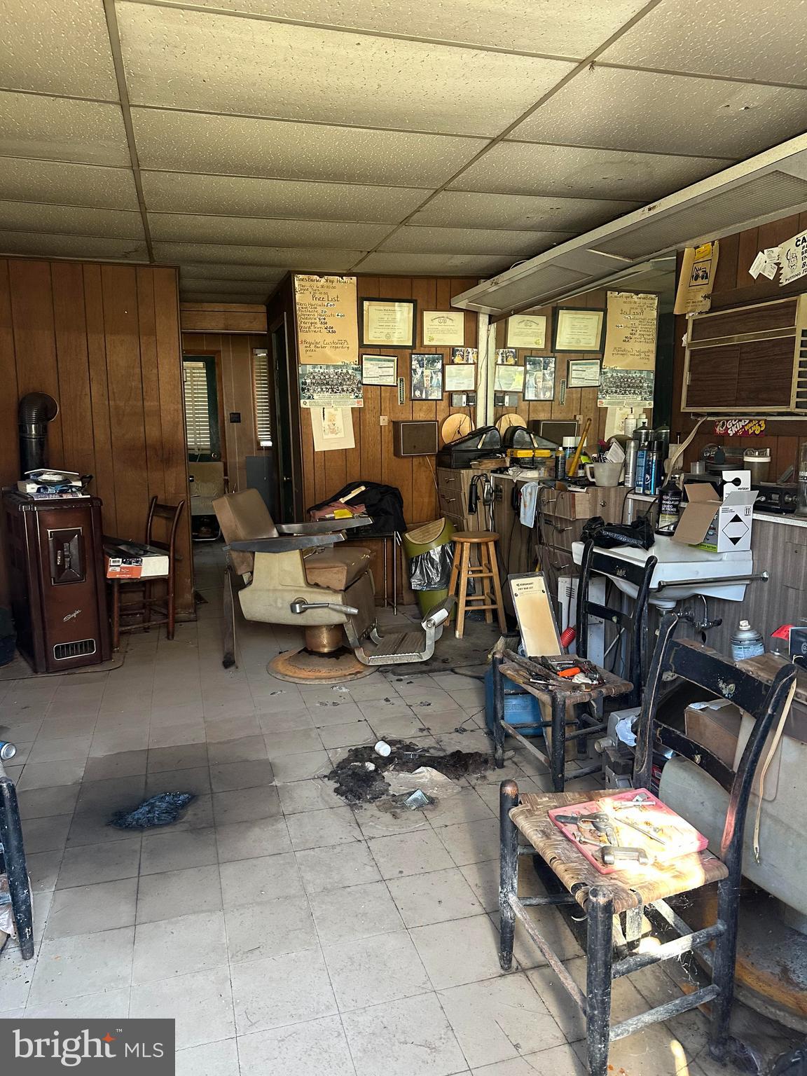 16122 Thoroughfare Road Haymarket, VA 20169 - Photo 12 of 34 a living room with lots of gym equipment and a table