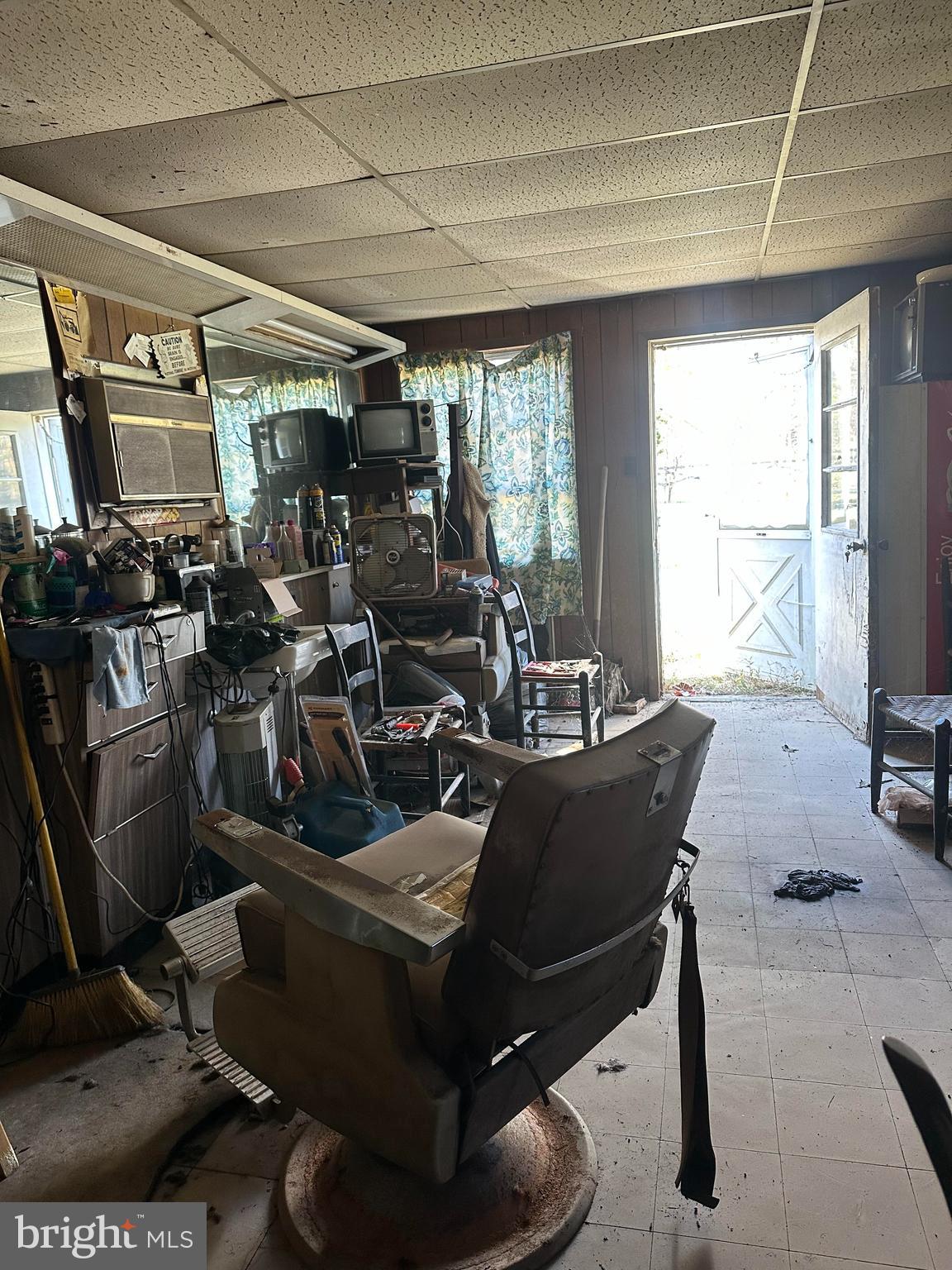 16122 Thoroughfare Road Haymarket, VA 20169 - Photo 14 of 34 a living room with patio furniture and a window