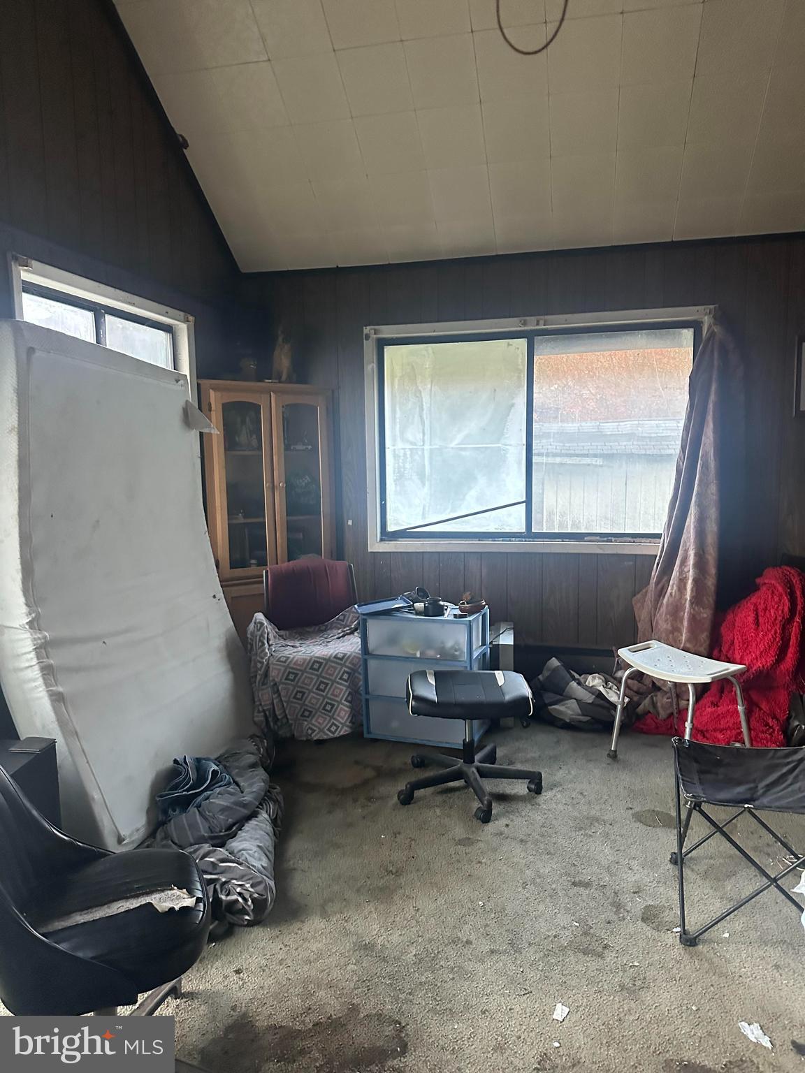 16122 Thoroughfare Road Haymarket, VA 20169 - Photo 17 of 34 a room with furniture and a window