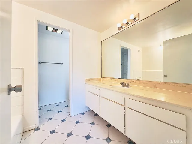 $5,995 | 3424 Lambeth Street, Los Feliz, CA 90027