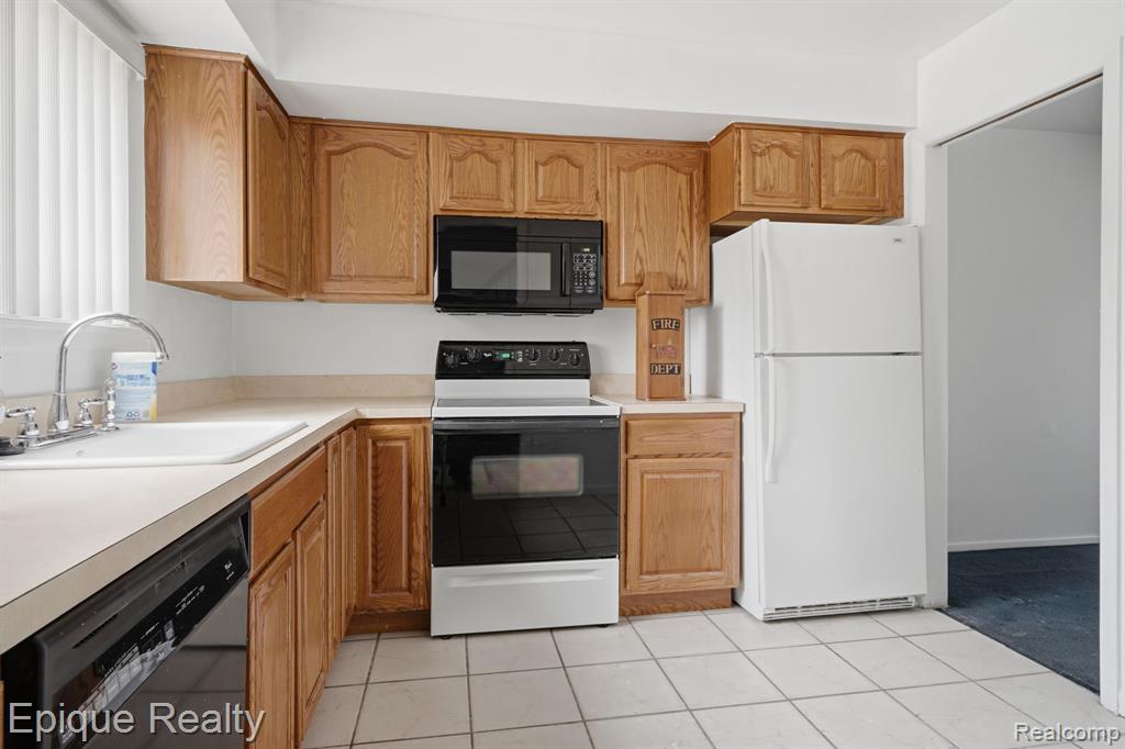 3895 Old Creek Road Troy, MI 48084 - Photo 3 of 23