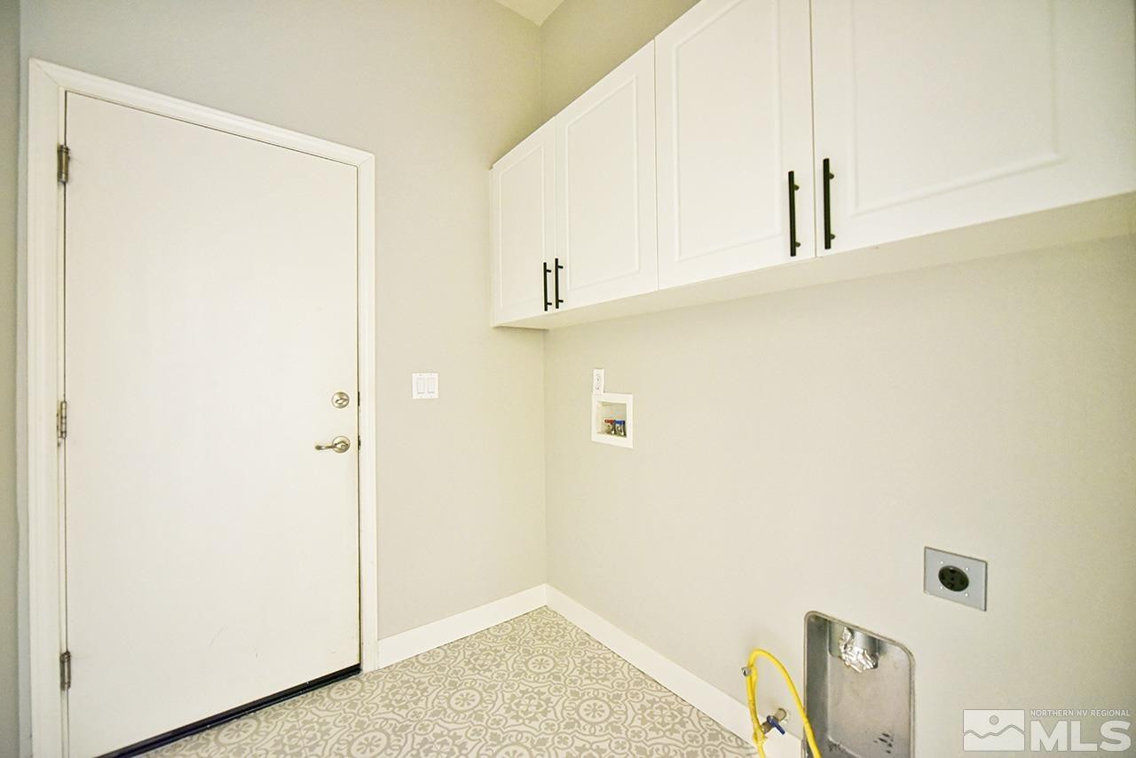 1680 Caliterra Way Reno, NV 89521 - Photo 19 of 34 a view of a hallway view