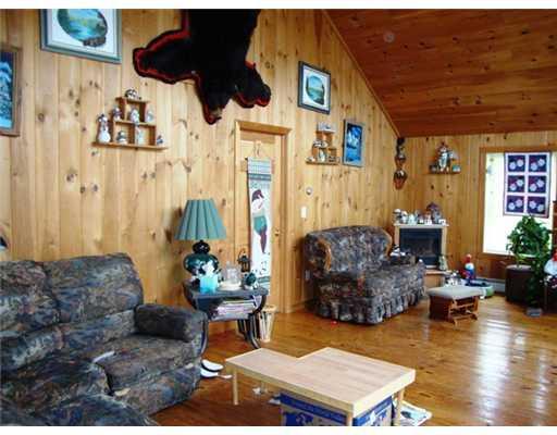 19 Webster Road Freeport, ME 04032 - Photo 5 of 10 Living Room.