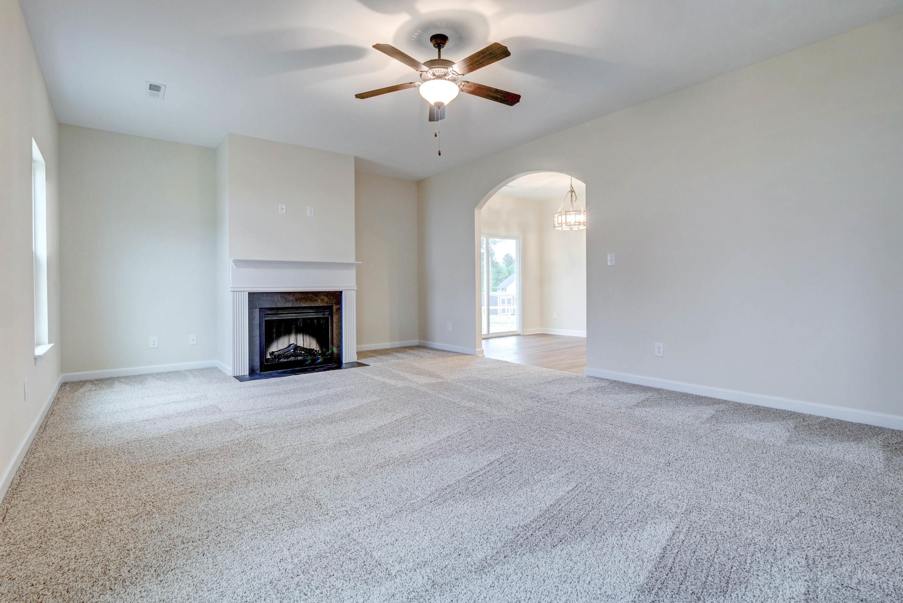 682 Aria Lane Hubert, NC 28539 - Photo 10 of 35 Living Room