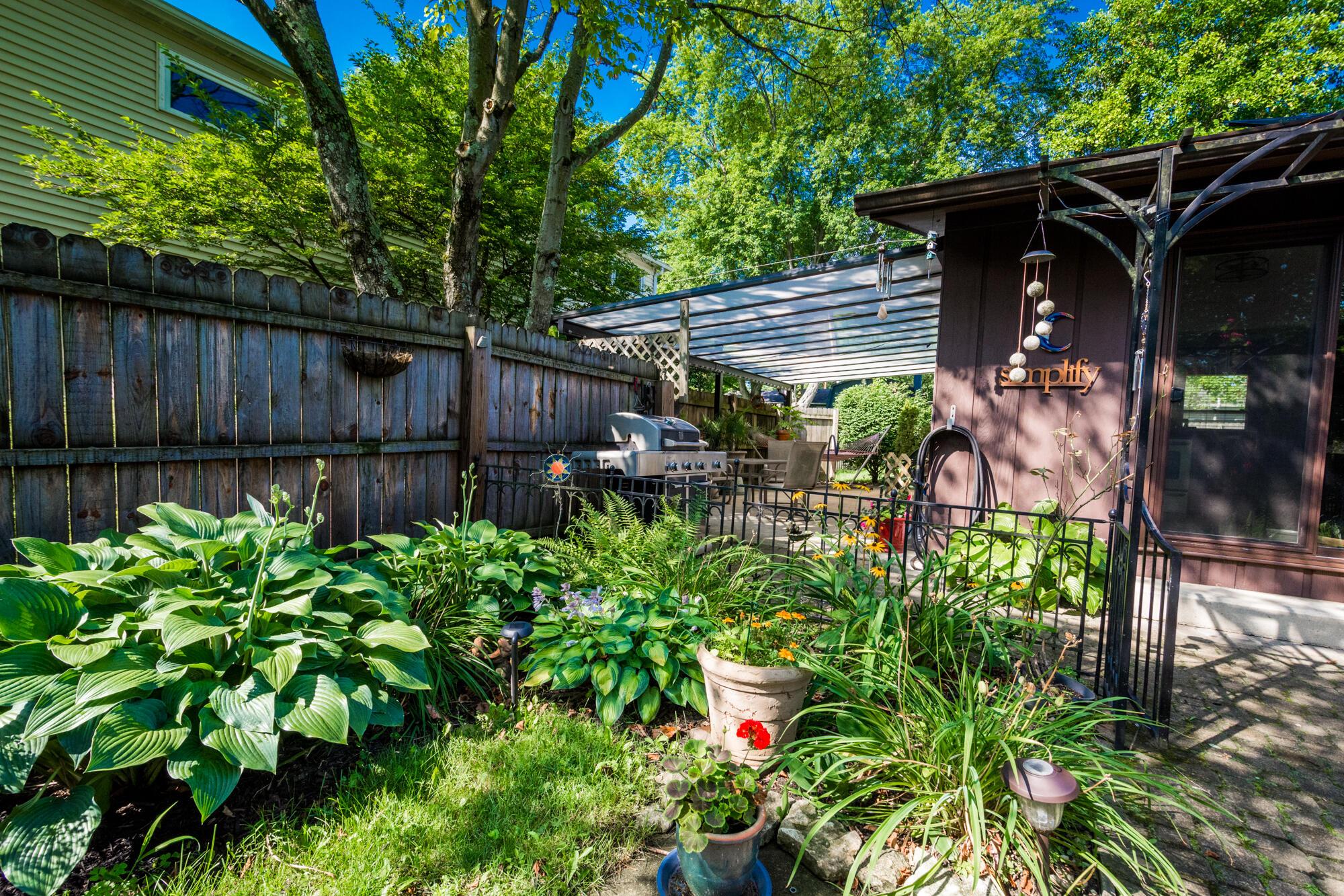 6053 Rocky Rill Road Columbus, OH 43235 - Photo 5 of 28 Court Yard with view of side covered Patio.