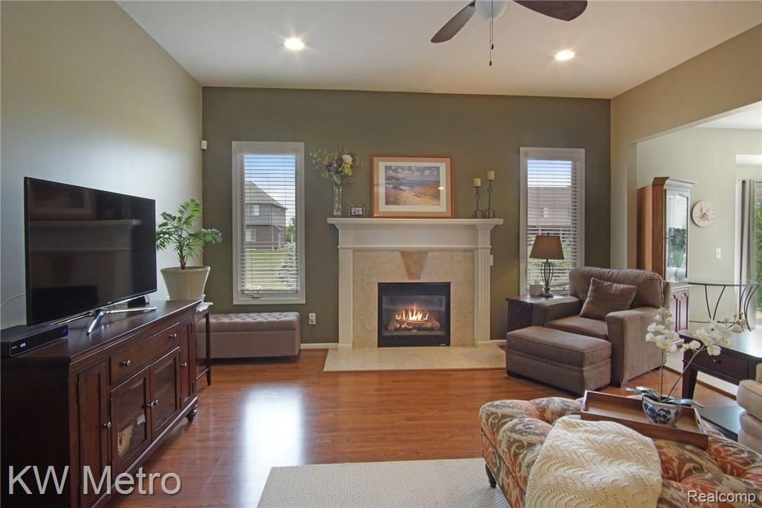 55346 Raspberry Dr - Family Room