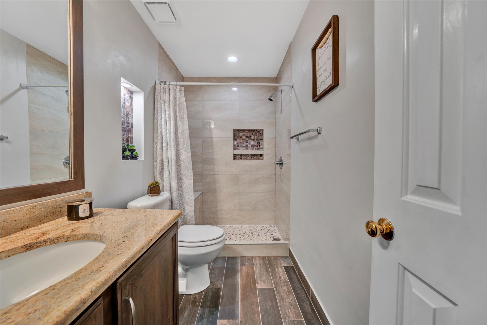 5215 Huntridge Road Roanoke, VA 24012 - Photo 21 of 47 Hall Bathroom Photo