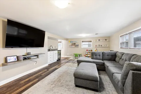 $369,000 | 10100 Parke Avenue, Oak Lawn, IL 60453