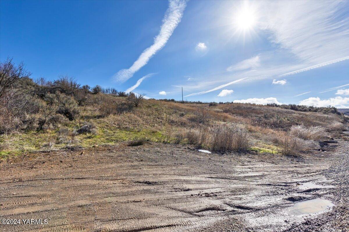 Nka Hubbard Road Yakima, WA 98903 - Photo 3 of 14 a view of a dry yard