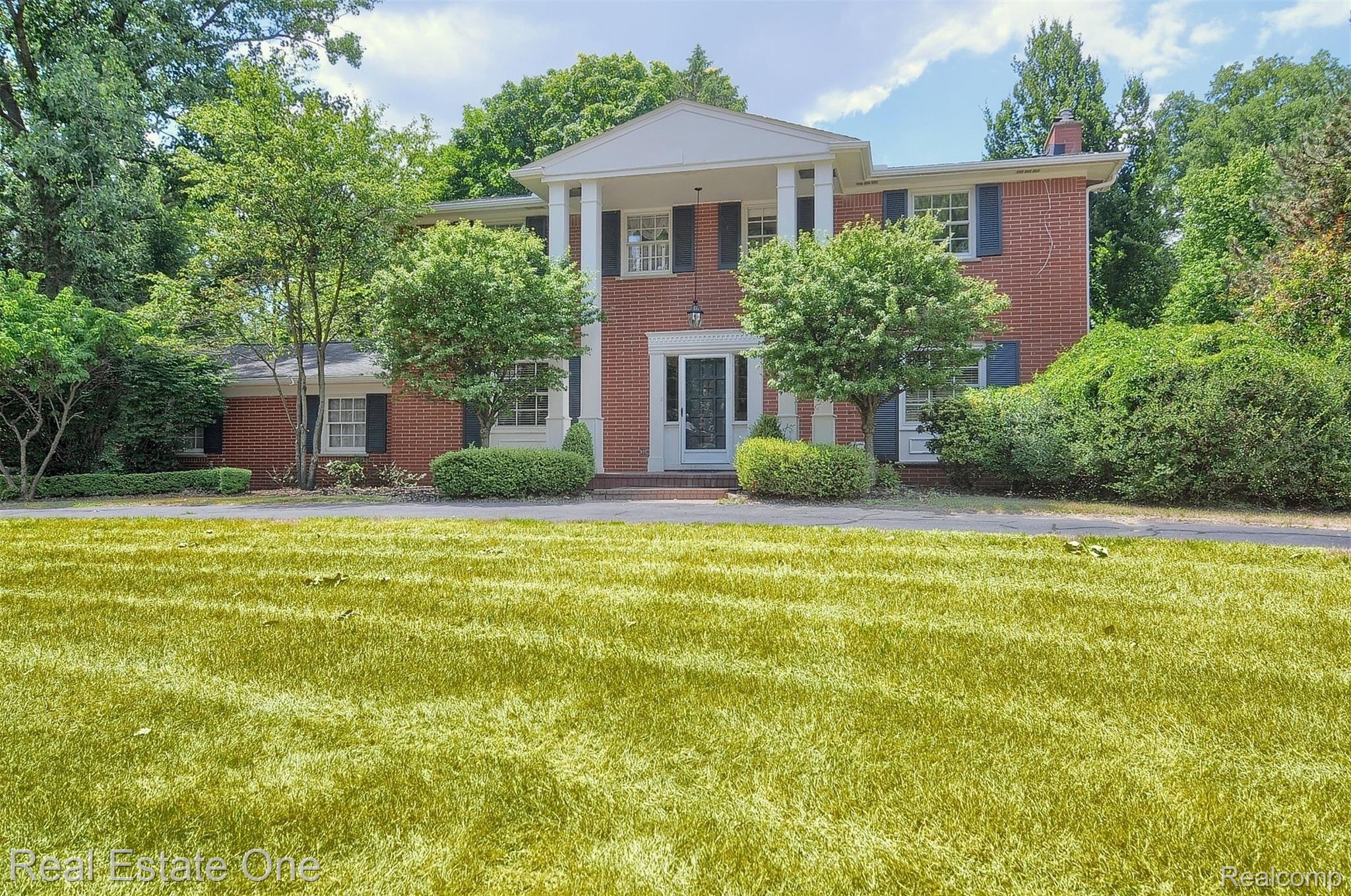 483 Willow Tree Lane Rochester, MI 48306 - Photo 1 of 47 WELCOME HOME!