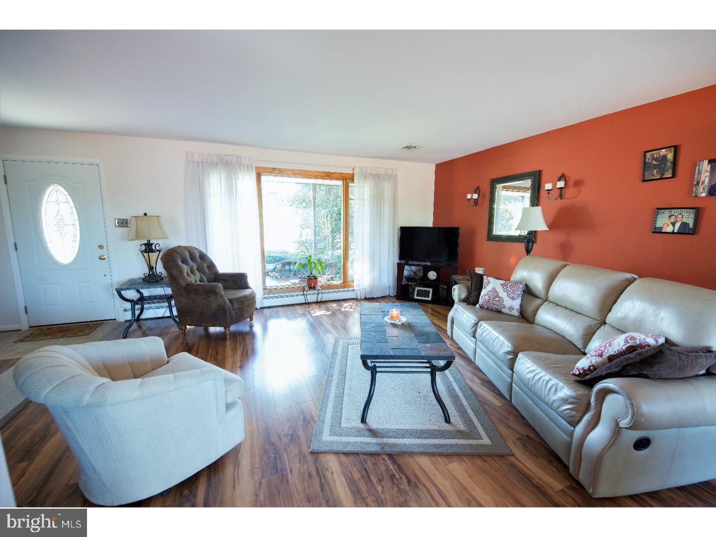 23 Gordonville Road Aston, PA 19014 - Photo 11 of 25 Living Room