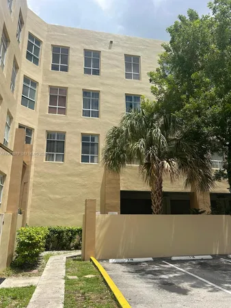 $1,800 | 7400 West 20th Avenue, Unit 425, Hialeah, FL 33016