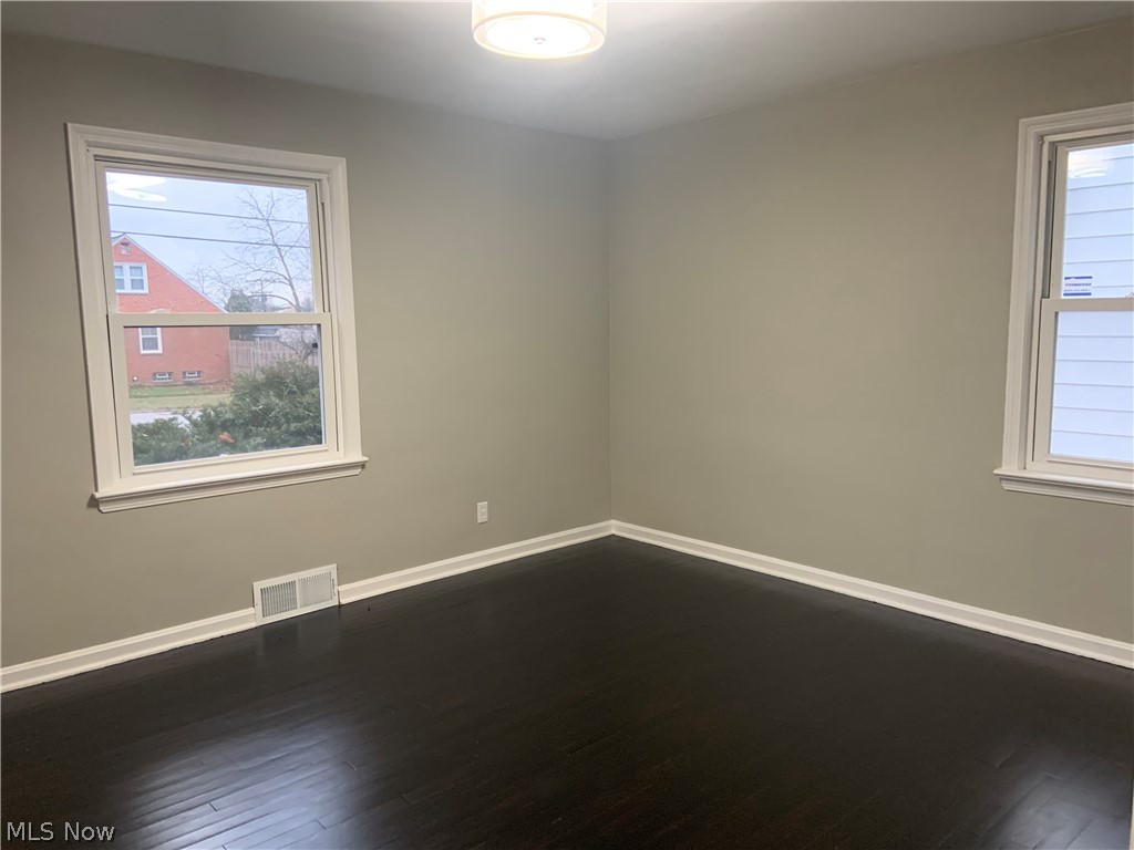 1927 Wrenford Road Cleveland, OH 44121 - Photo 11 of 32