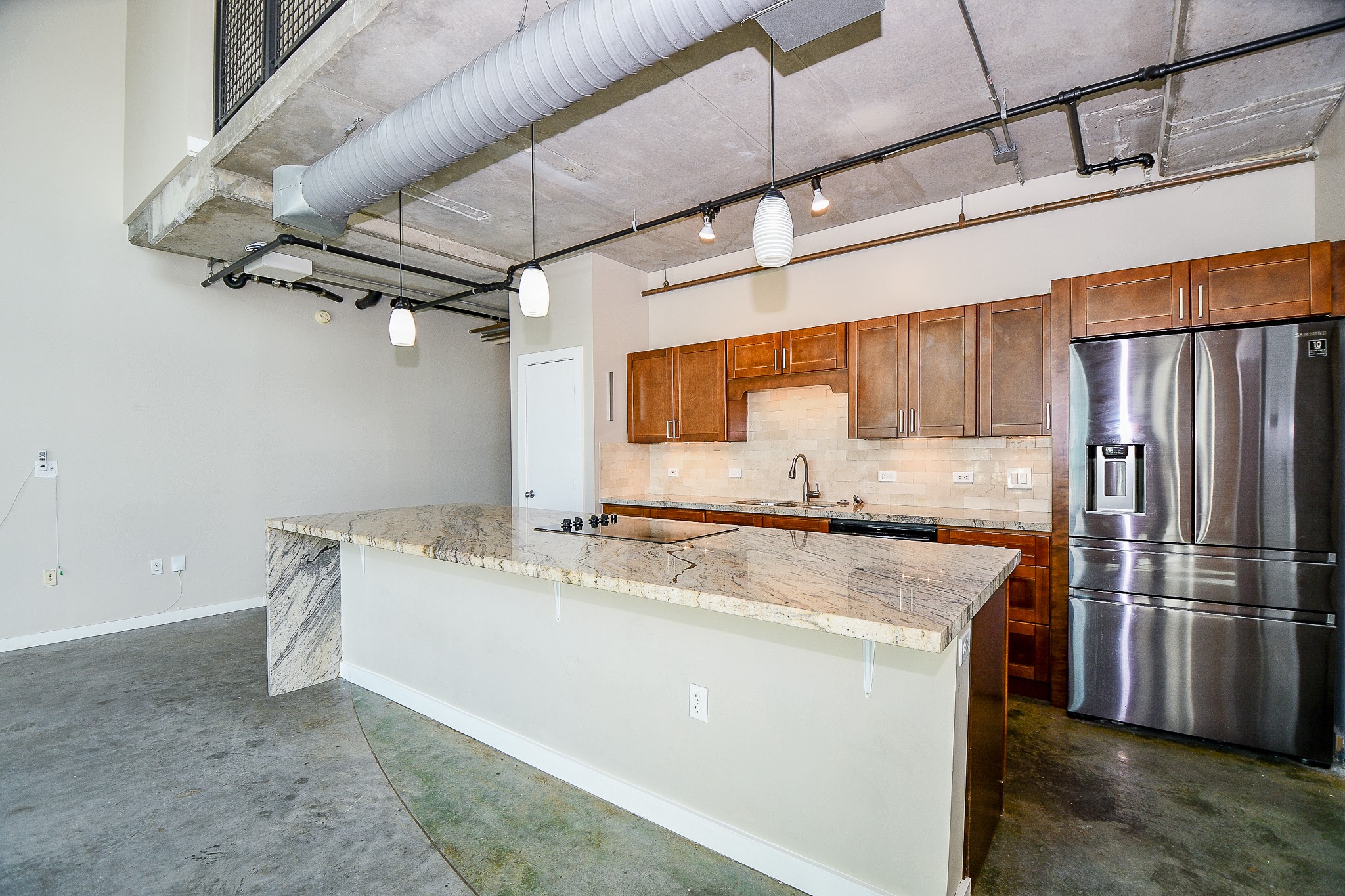 2000 Bagby Street, Unit 5441 Houston, TX 77002 - Photo 12 of 34 a kitchen with a stove a refrigerator and a sink
