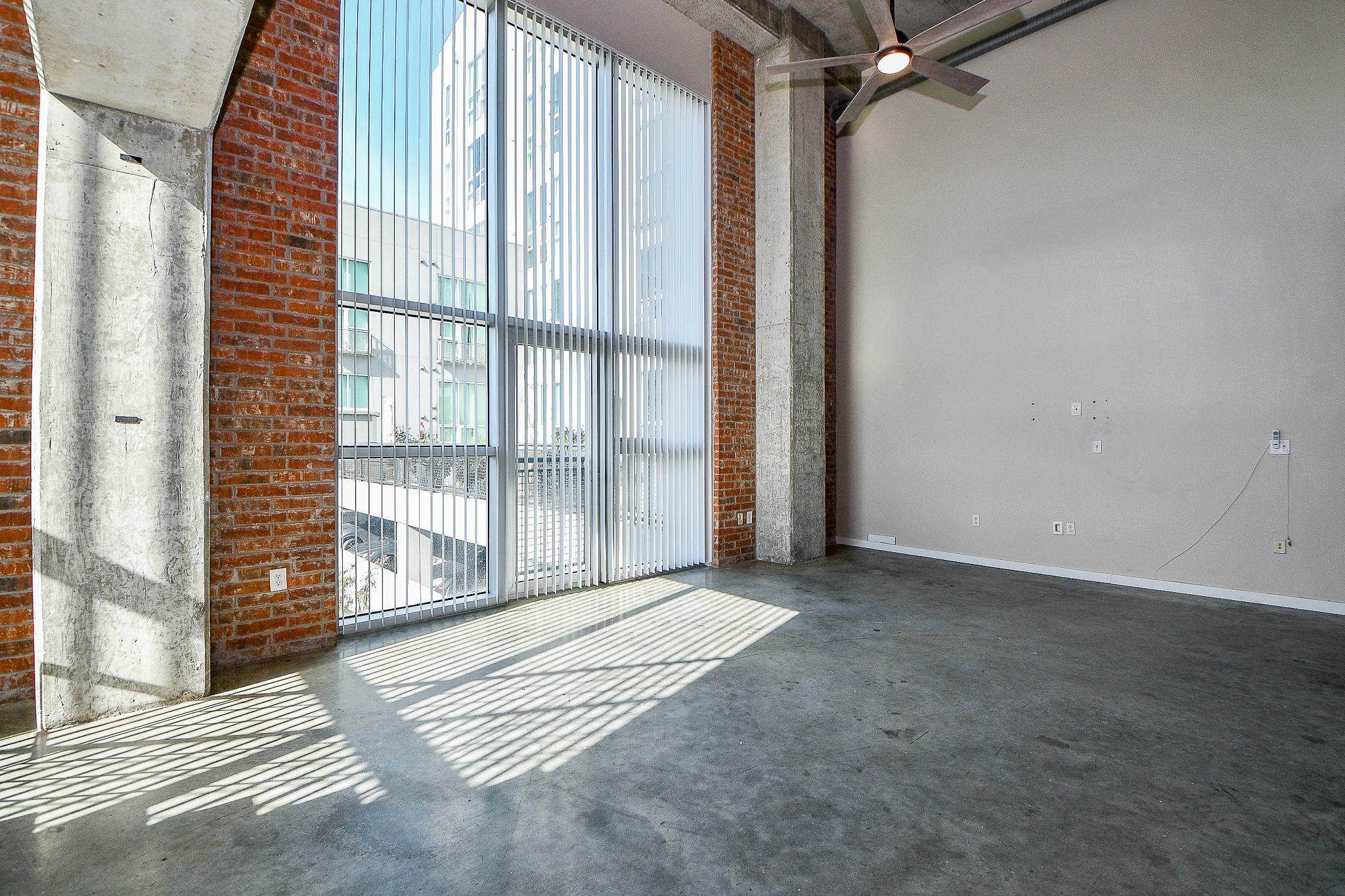 2000 Bagby Street, Unit 5441 Houston, TX 77002 - Photo 18 of 34 an empty room with windows