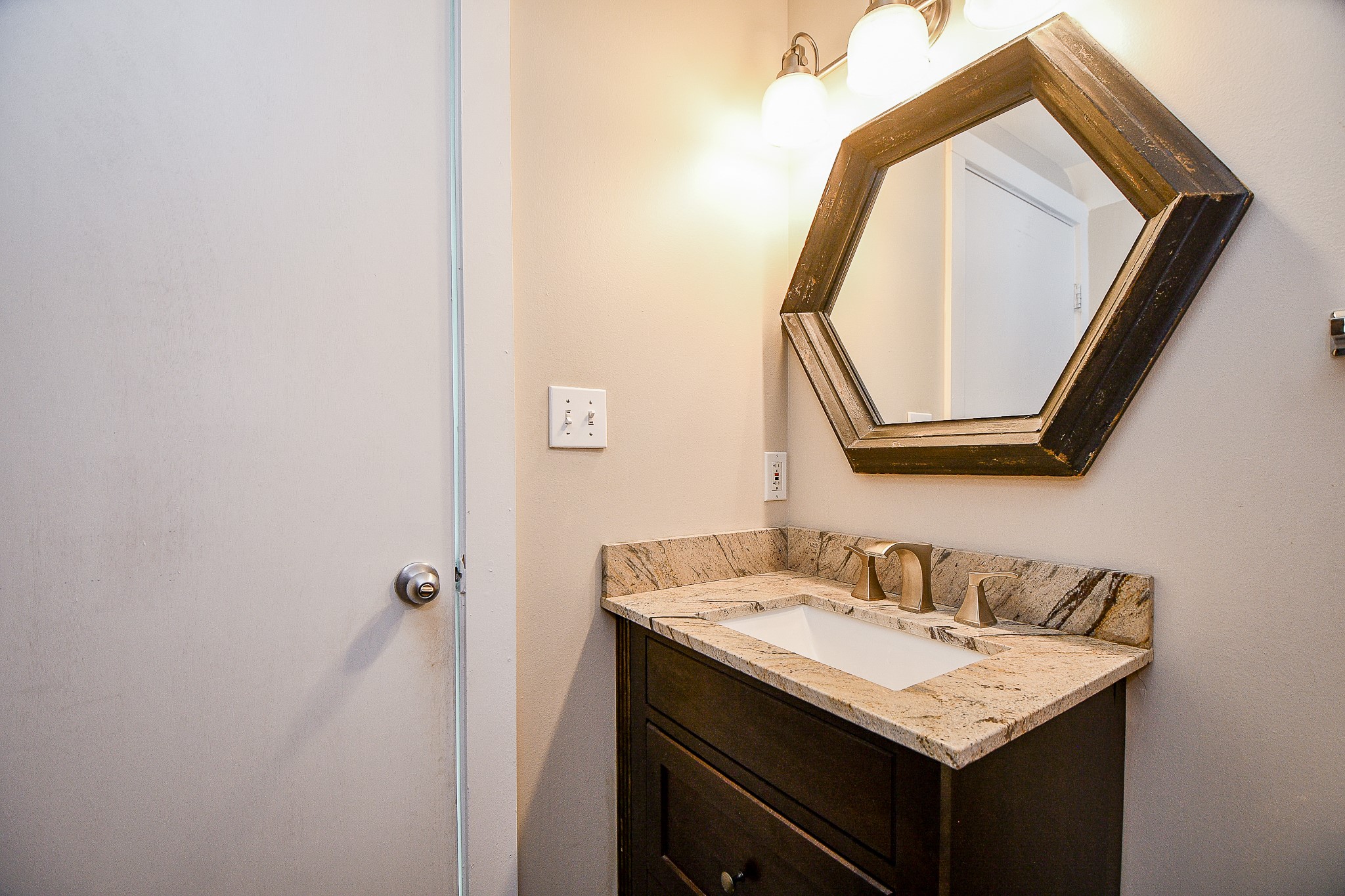 2000 Bagby Street, Unit 5441 Houston, TX 77002 - Photo 20 of 34 a bathroom with a sink vanity and a mirror